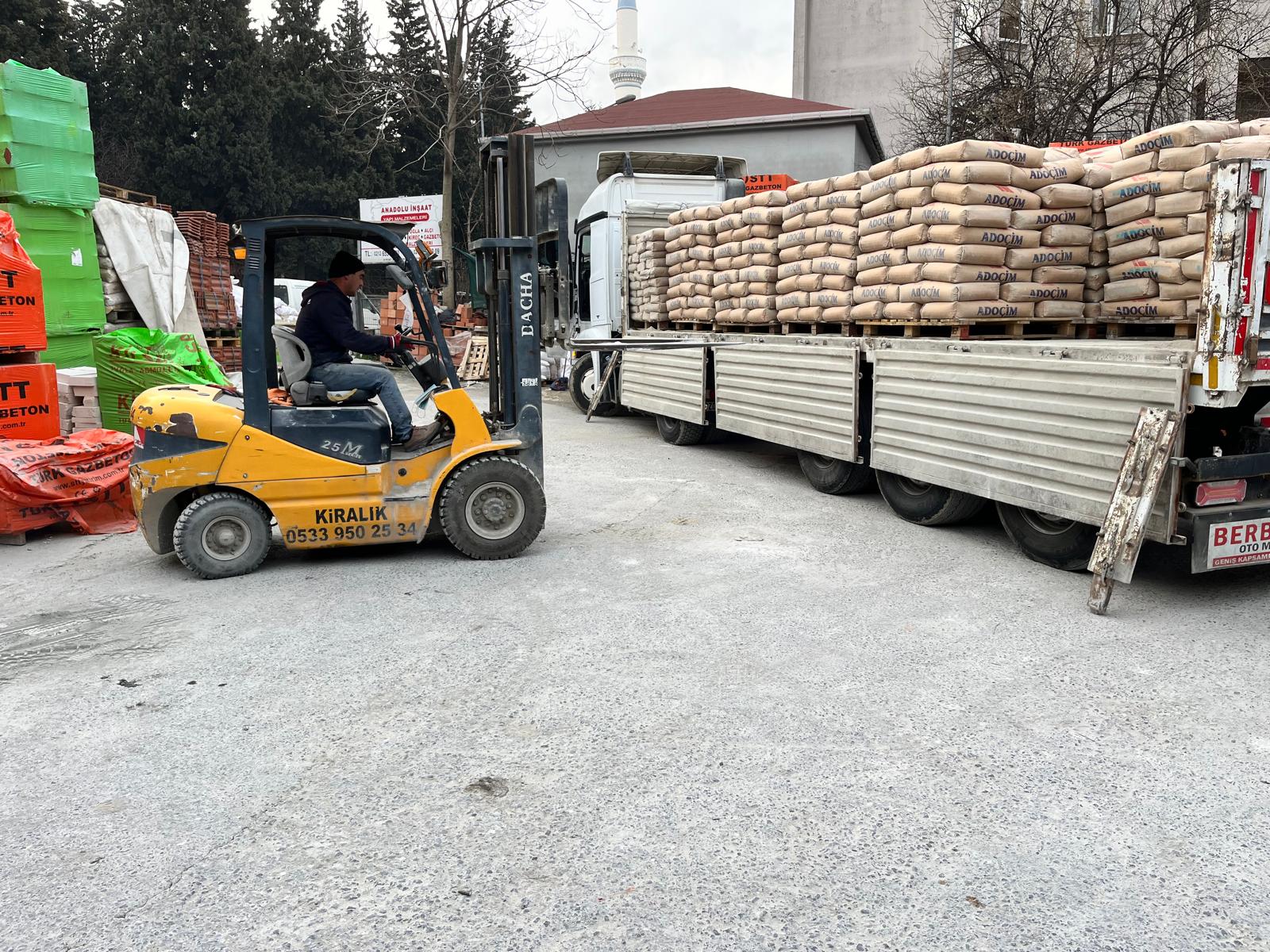Forklift ile torbalı çimento paletinin kamyona yüklenmesi
