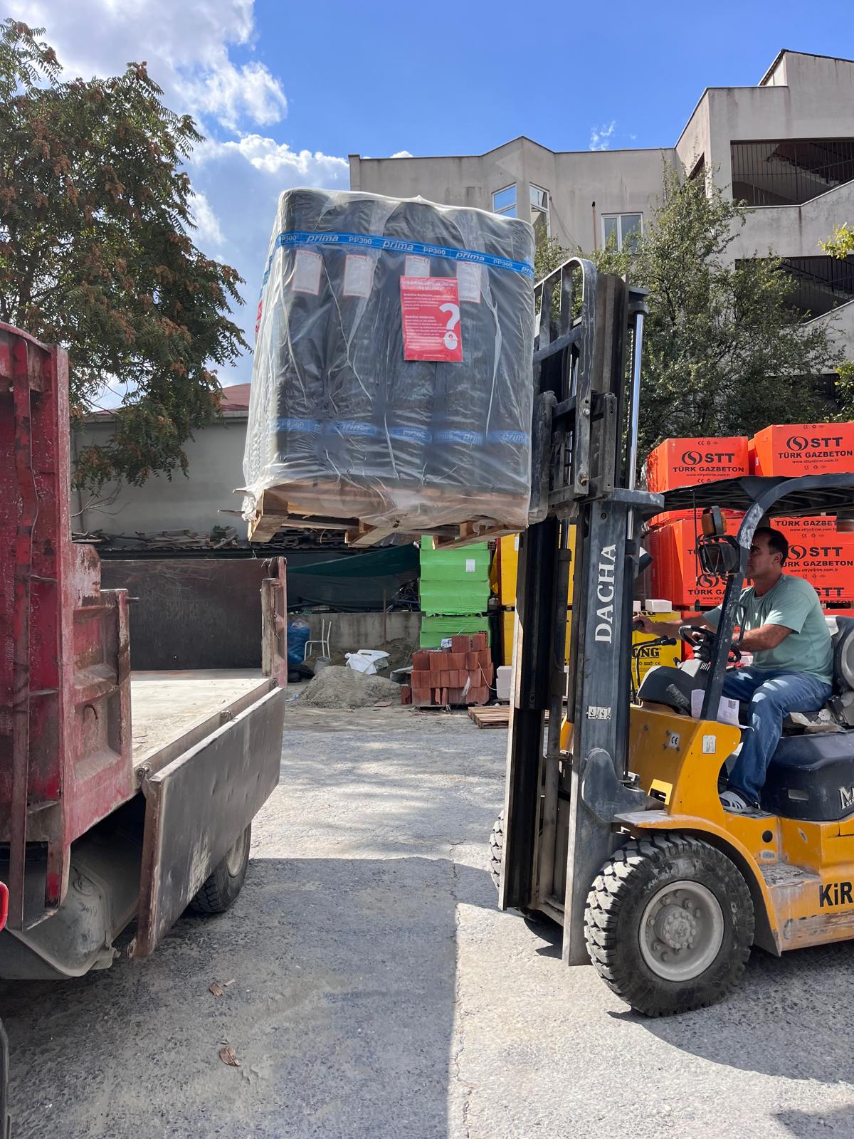 Güneşli havada forklift ile palet yükleme