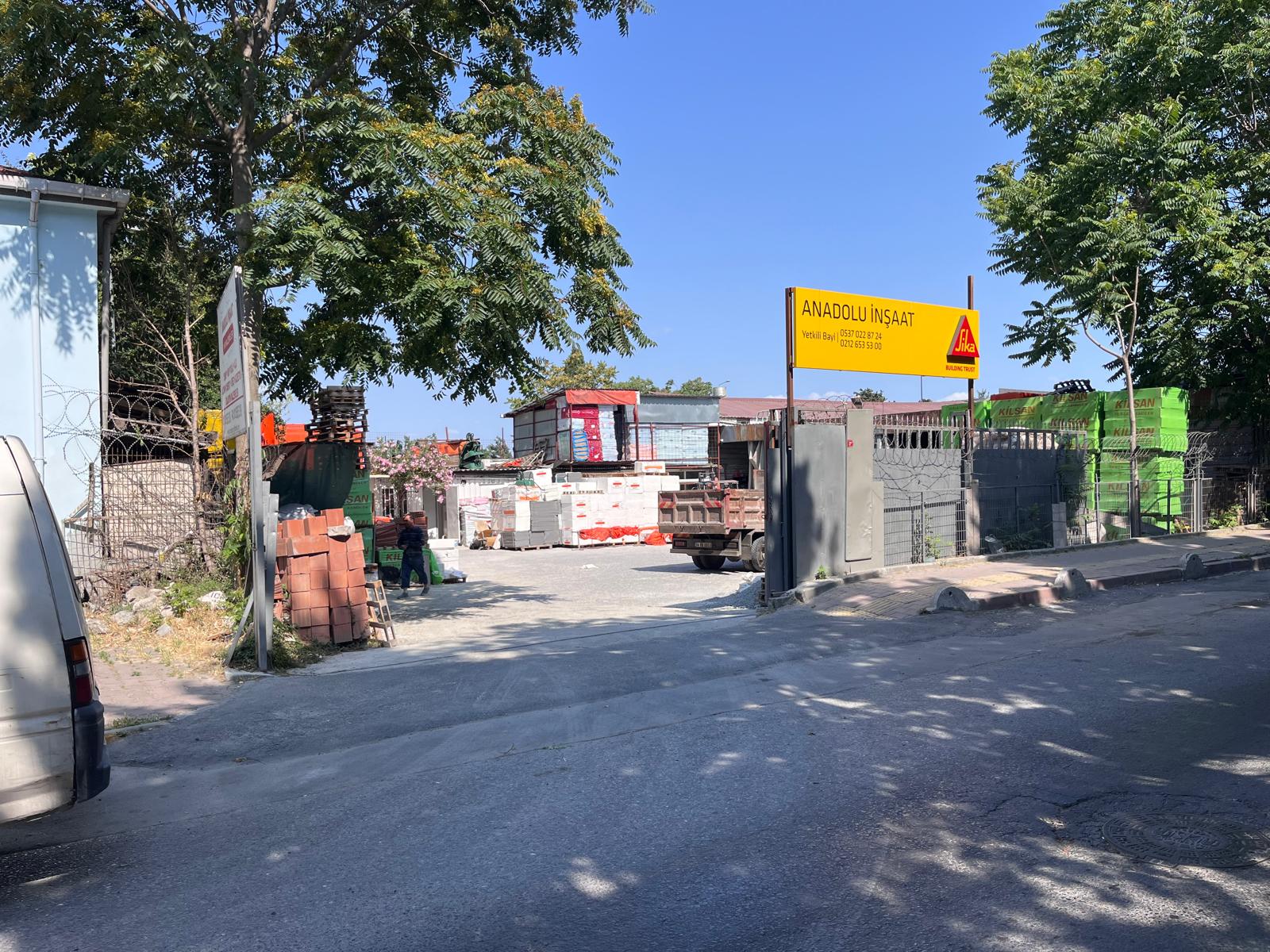 Anadolu İnşaat mağaza girişi ve sarı Sika bayi tabelası