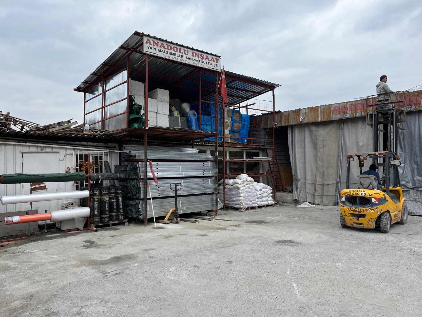 Anadolu İnşaat malzeme sahası, forklift ve raflar